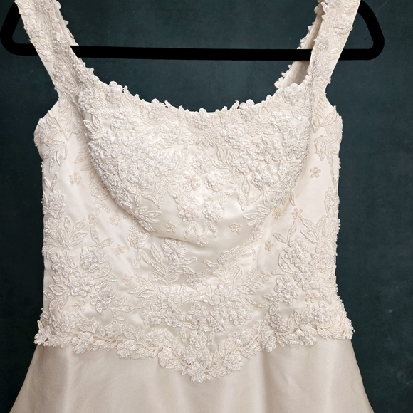 WEDDING DRESS SIZE 12 - Picture 2 of 8